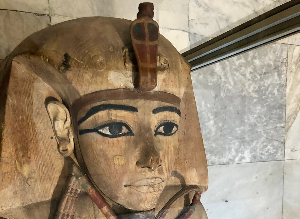 Vrchní část sarkofágu. Foto: Warren LeMay, Egyptian Museum, al-Qāhirah, CG, EGY, Wikimedia Commons Public Domain