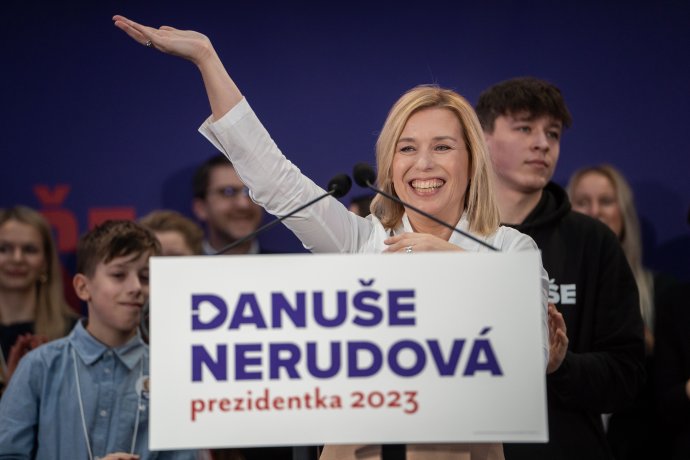 I když Danuše Nerudová skončila třetí, po příchodu na pódium ve volebním štábu se dočkala několikaminutového potlesku. Foto: Tomáš Hrivňák, Denník N