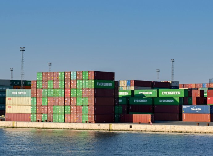 V milionech kontejnerů v evropských přístavech, jako je tento v Antverpách, se ztrácí rostoucí obchod s drogami a úřady přiznávají, že ho nezvládají kontrolovat. Foto: Cerib, Adobe Stock