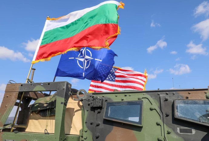 Vlajky Bulharska, NATO a USA na vojenském vozidle. Foto: Americké ministerstvo zahraničí, ambasáda v Sofii