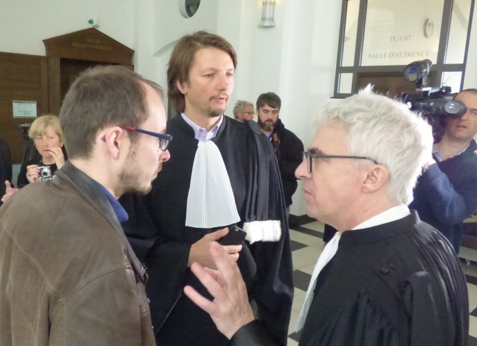 William Bourdon (vpravo) s klientem (vlevo) u soudu v Lucembursku. Foto Ato: Grosso, Wikimedia Commons, CC BY-SA 4.0