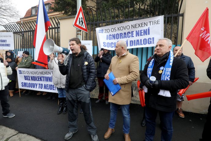 Na demonstraci se dostavil i odstoupivší prezidentský kandidát Josef Středula. Foto: Ludvík Hradilek, Deník N