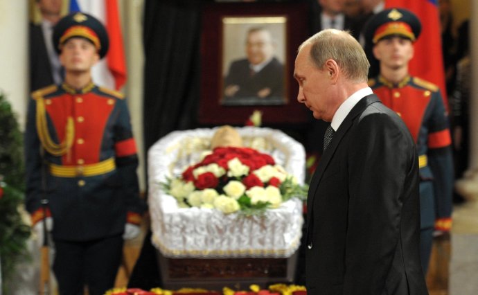 Pohřby s otevřenou rakví jsou v Rusku běžné, a to často u lidí významných, jako byl expremiér Jevgenij Primakov. I on byl pečlivě upraven. Přišel se s ním rozloučit i prezident Vladimir Putin. Foto: Kremlin.ru