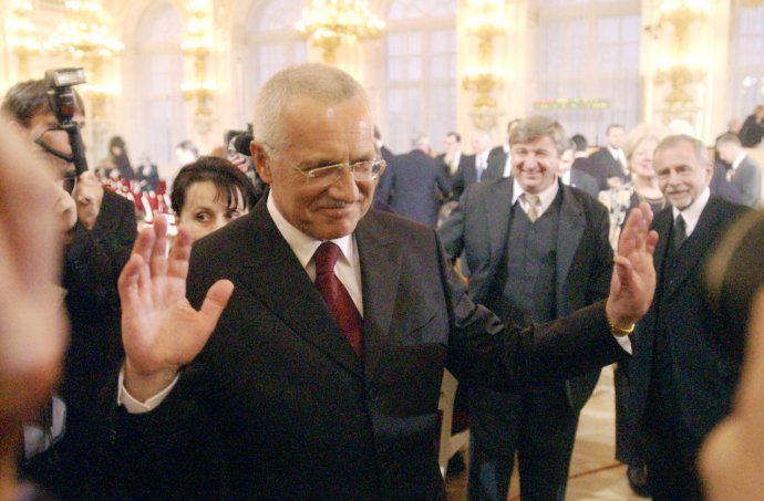 Václav Klaus po svém zvolení na společné schůzi obou komor Parlamentu v únoru 2003. Na Hrad mu tehdy pomohli Grebeníčkovi komunisté. Foto: ČTK