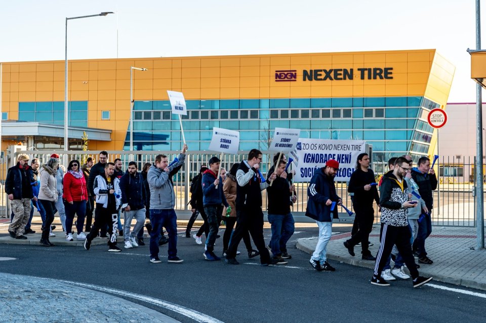 Zaměstnanci společnosti Nexen Tire Europe demonstrují kvůli postoji korejských vlastníků ke kolektivní smlouvě a požadavku na růst mezd, 8. března 2022. Foto: ČTK / Hájek Ondřej