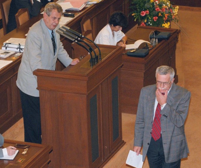 Ostré výměny názorů tehdejšího předsedy ČSSD Miloše Zemana a premiéra Václava Klause patřily v 90. letech minulého století ke koloritu Sněmovny. Foto: ČTK