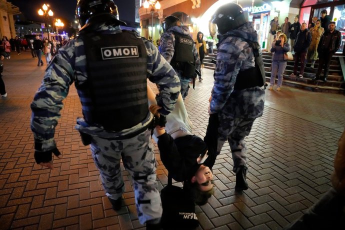 "Dovedete si představit, že by ruští policisté viděli, jak ti evropští lidem pomáhají? Pak by doma místo toho, aby protestující mlátili obušky, s nimi mohli začít soucítit." Foto: ČTK/AP