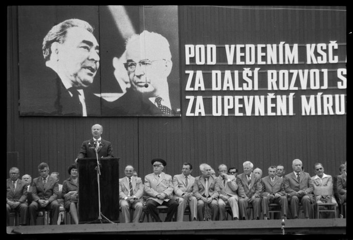 Za mír se v době totality bojovalo na všech frontách (tradiční krajská slavnost míru a československo-sovětského přátelství v Brně-Líšni, 1982). Foto: ČTK