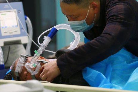 „Rozšíření epidemie v Šanghaji je teď velmi široké a může se týkat 70 % populace, což je dvacetkrát až třicetkrát víc (než na jaře 2022).“ Čchen Er-čen, člen expertního panelu. Foto: ČTK / AP / Chinatopix