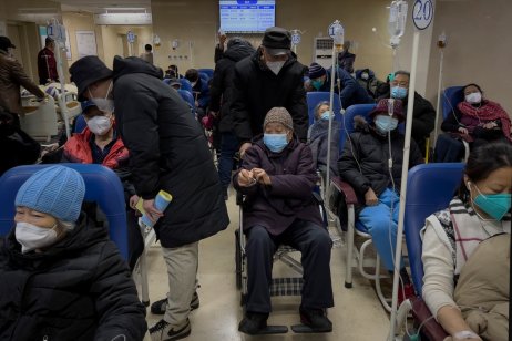 V Číně se po uvolnění politiky nulového covidu rozhořela rozjela epidemie. Ohroženi jsou hlavně starší lidé. Foto: Andy Wong, AP/ČTK