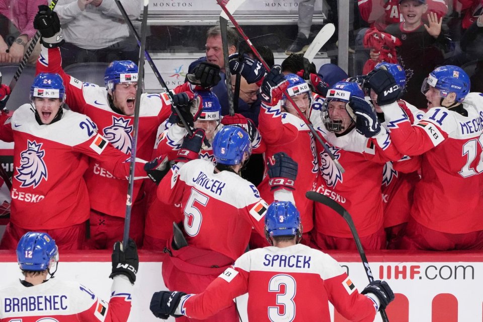 Čeští hokejisté do 20 let porazili Švédy a zahrají si finále mistrovství světa. Foto: ČTK / AP / Darren Calabrese