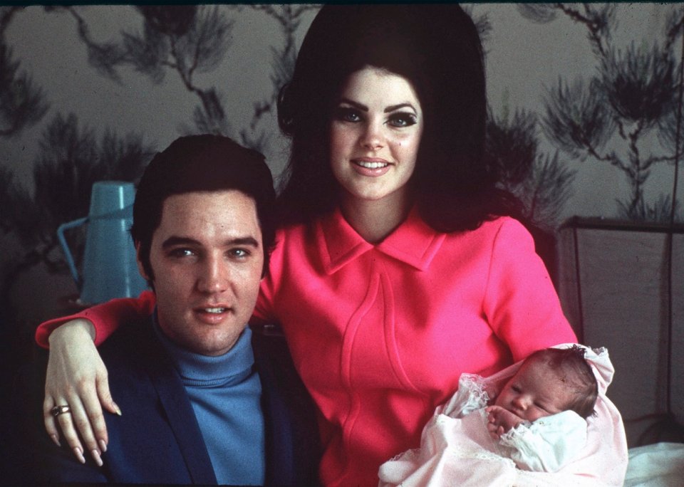 Lisa Marie jako malé miminko v náručí své matky Priscilly a s otcem Elvisem. Foto: ČTK / AP Uncredited