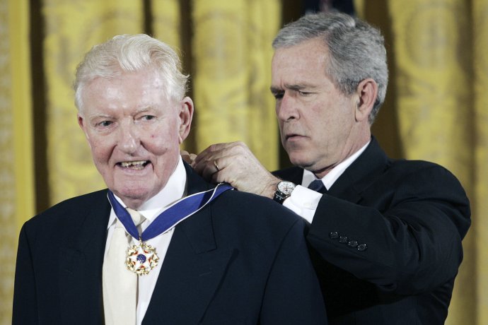 George W. Bush ocenil Paula Johnsona v roce 2006 Prezidentskou medailí svobody. Foto: ČTK/AP