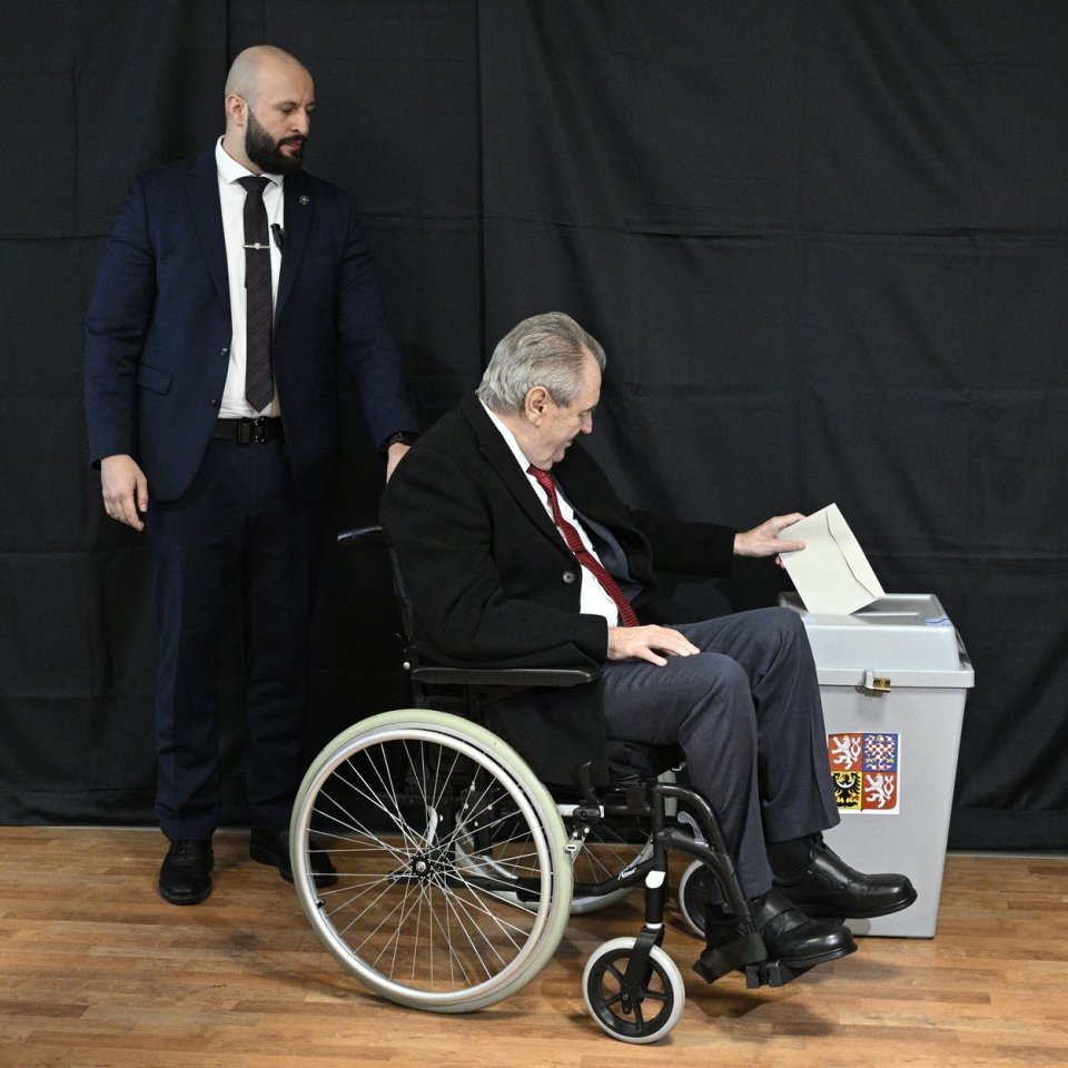 Prezident Miloš Zeman ve volební místnosti ve druhém kole prezidentských voleb. Foto: Michal Krumphanzl, ČTK