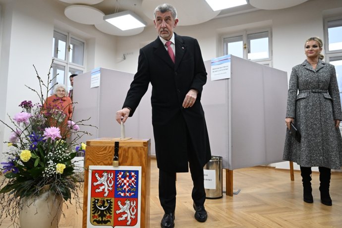 Prezidentský kandidát Andrej Babiš hlasuje ve volební místnosti ve druhém kole prezidentských voleb. Foto: Michaela Říhová, ČTK