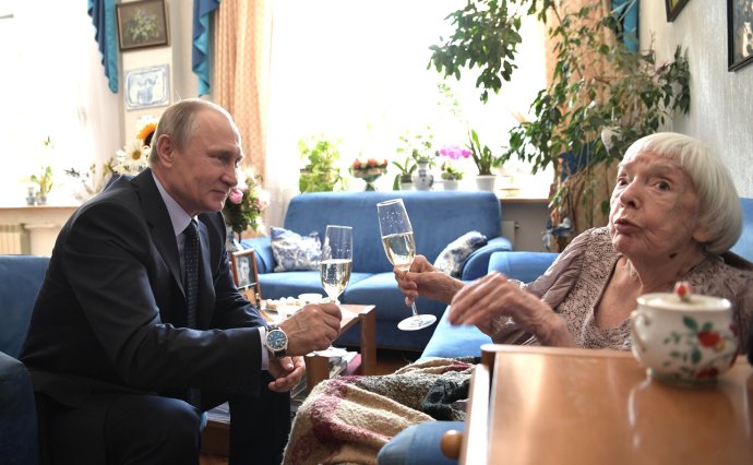 Ještě v roce 2017 přišel ruský prezident Putin osobně poblahopřát předsedkyni Moskevského helsinského výboru. Ljudmila Alexejeva slavila devadesátiny. O pět let později nechává její organizaci zlikvidovat. Foto: kremlin.ru