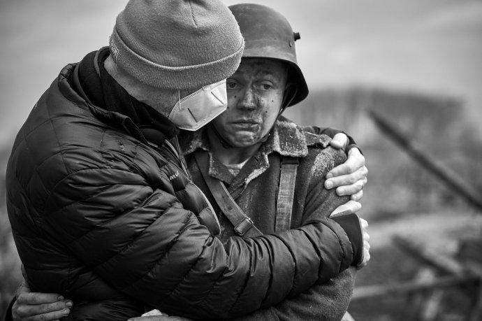 Režisér filmu Edward Berger s hercem Jakobem Schmidtem během natáčení filmu Na západní frontě klid. Foto: Netflix / Reiner Bajo