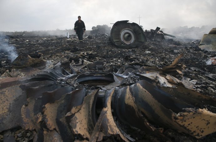 Místo dopadu sestřeleného Boeingu 777 linky MH17 17. července 2014. Foto: Maxim Zmeyev, Reuters