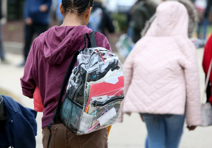 V mnoha amerických školách je to povinnost: průhledné školní batohy, které mají znemožnit, aby studenti mohli dovnitř pronést zbraně. Tento záběr je z druhého stupně školy Navarre v South Bendu v Indianě. Foto: Reuters