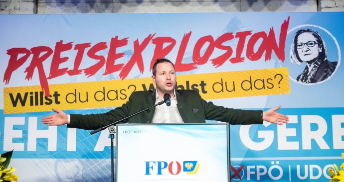 „Preisexplosion“ – Exploze cen, volební heslo rakouských svobodných (FPÖ) a jejich generální tajemník Michael Schnedlitz. Foto: Martin Jün, SEPA/Reuters