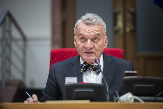 Primátor Bohuslav Svoboda si analýzy vyžádal přímo do svých rukou. Foto: Gabriel Kuchta, Deník N