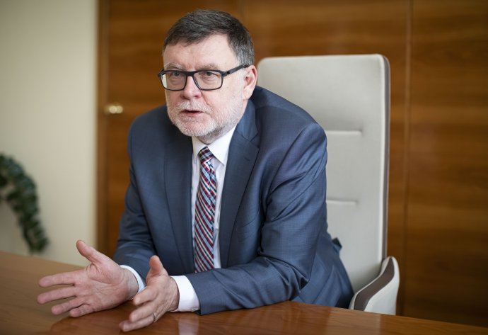 „Mrzí mě to, protože pravda byla na naší straně… ale neuspěli jsme,“ komentoval šéf státní kasy Zbyněk Stanjura rozhodnutí Evropské komise, podle něhož český rozpočet nemůže počítat se zařazením 50 miliard na dekarbonizaci ekonomiky. Foto: Gabriel Kuchta, Deník N