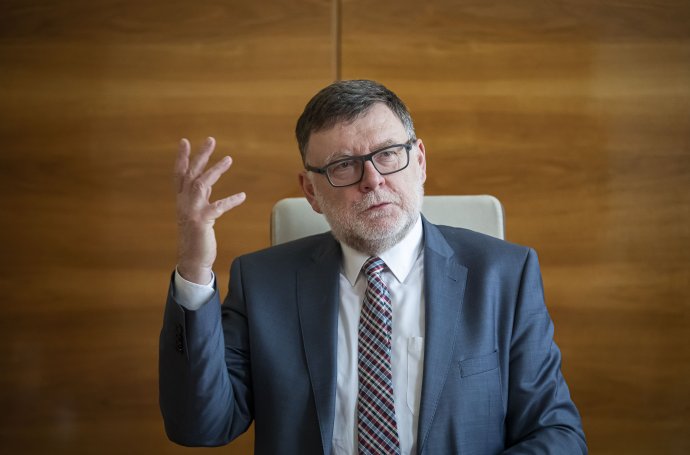 Ministerstvo Zbyňka Stanjury vypořádalo připomínky k vládnímu konsolidačnímu balíčku. Ten nabobtnal na dvojnásobný rozsah. Vyzná se v něm ještě někdo? Foto: Gabriel Kuchta, Deník N