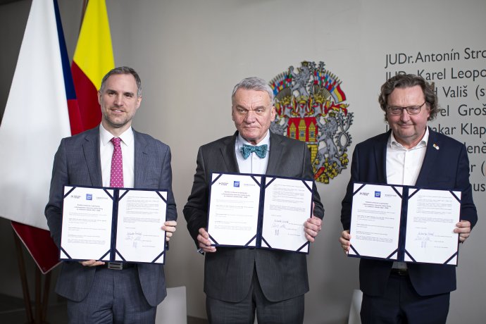 Zástupci jednotlivých stran po podpisu koaliční smlouvy. Foto: Gabriel Kuchta, Deník N