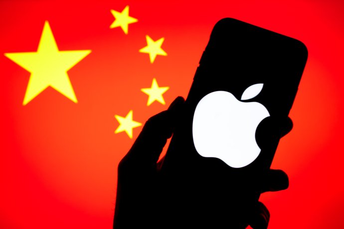 Když Apple před dvaceti lety svůj byznys s Čínou rozjížděl, politici ve Washingtonu tuto spolupráci podporovali „v naději, že pomůže šířit demokratické hodnoty“. Situace se však radikálně změnila, a to zejména po Si Ťin-pchingově nástupu k moci. Foto: nikkimeel, Adobe Stock