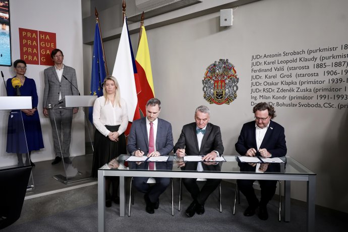 Podpis koaliční smlouvy v Praze. Foto: Gabriel Kuchta, Deník N