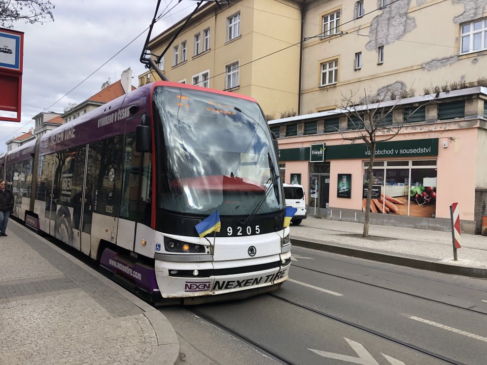 Pražské tramvaje dnes vyjely s ukrajinskými vlajkami. Foto: Tomáš Linhart, Deník N
