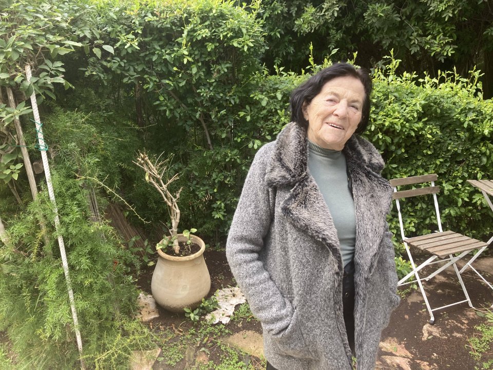 Spisovatelka Eva Erbenova na své zahradě v Ashkelonu. Foto: Renata Kalenská, Deník N