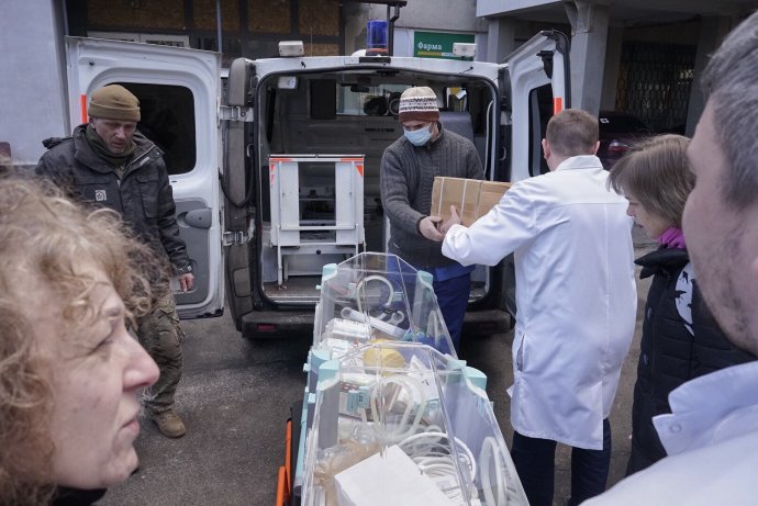 Inkubátory z Čech dorazily do dětské nemocnice v Chersonu. Kromě nich potřebují lékaři i neprůstřelné vesty. Rusové na ně často střílejí. Foto: Iva Zímová