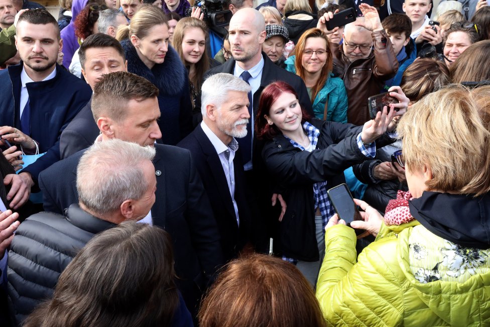 Budoucí prezident v obklopení lidí na náměstí v České Kamenici. Foto: Ludvík Hradilek, Deník N