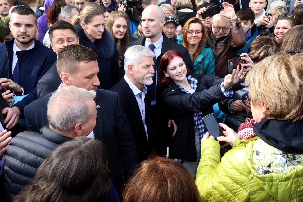Budoucí prezident v obklopení lidí na náměstí v České Kamenici. Foto: Ludvík Hradilek, Deník N