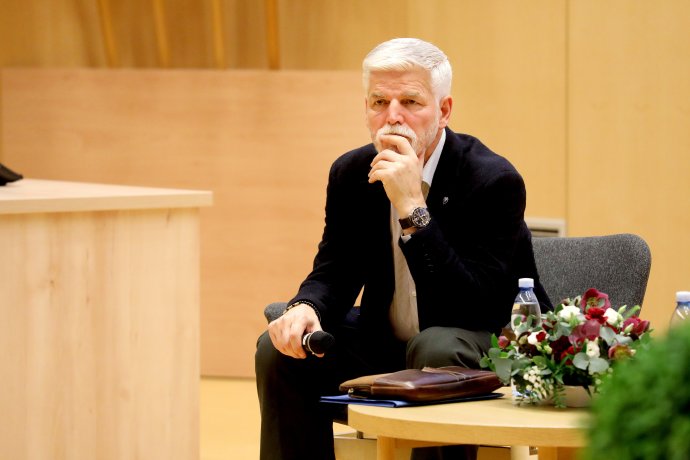 Petr Pavel přemýšlí nad otázkou během besedy. Foto: Ludvík Hradilek, Deník N