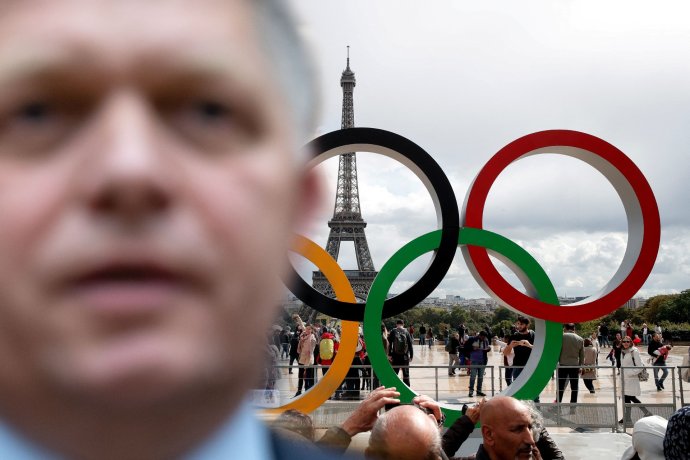 Robert Fico a pařížská olympiáda 2024. Foto: Tomáš Benedikovič, Denník N a Benoit Tessier, Reuters, koláž Deník N