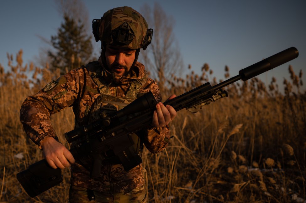 Velitel Maxim se svojí snajperskou puškou Z-10. Foto: Vladimír Šimíček, Denník N