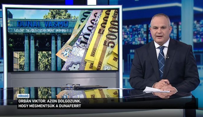 Reportáž o ocelárně Dunaferr v hlavních večerních zprávách maďarské televize M1. Informační lišta po celou dobu zobrazuje nápis: „Viktor Orbán: Pracujeme na tom, abychom Dunaferr zachránili.“ Foto: M1 – Híradó, Youtube
