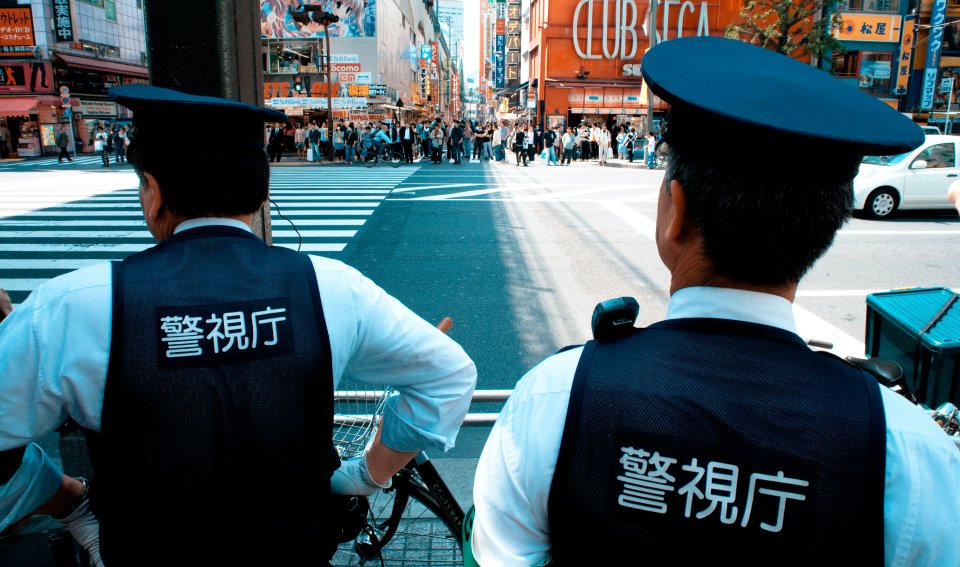 Japonští policisté v tokijské čtvrti Taitó. Foto: Alex Martinez, Unsplash