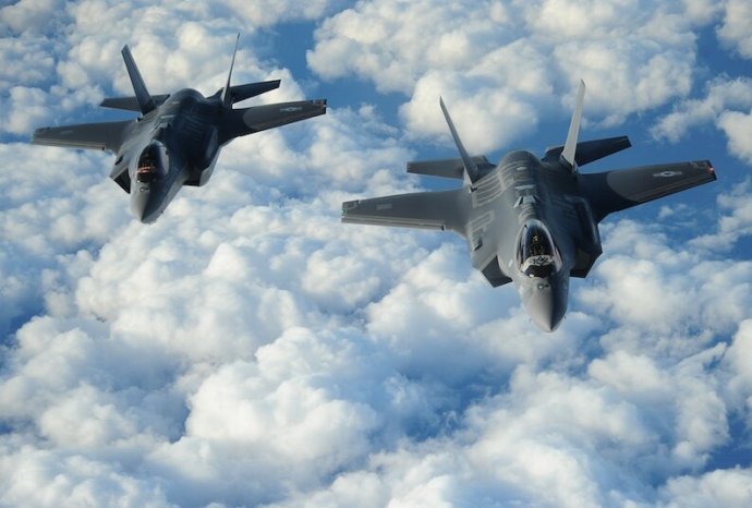 Bojové letouny F-35. Při provádění tzv. air policingu často operují ve dvojici. Foto: Pxhere