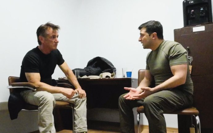 Sean Penn a Volodymyr Zelenskij v Pennově snímku Supersíla. Foto: Berlinale