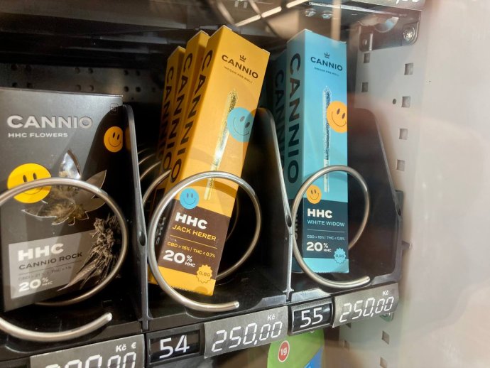 HHC produkty v automatu v OC Řepy. Foto: Erik Zahradil, Deník N