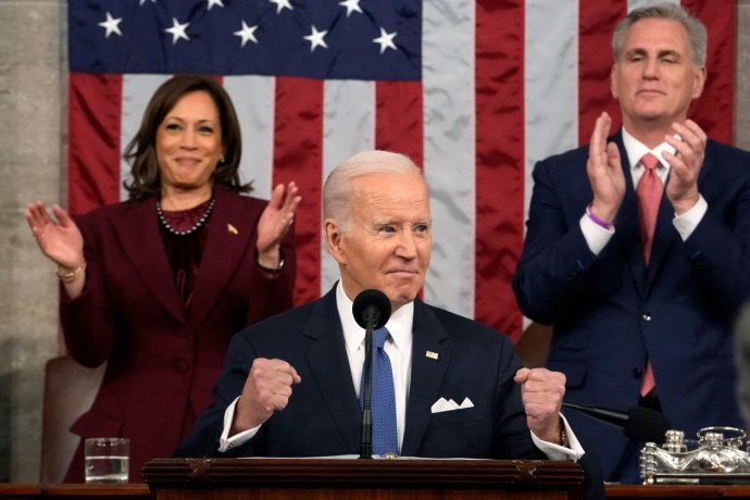 Americký prezident Joe Biden, za ním viceprezidentka Kamala Harris a nový šéf Sněmovny Kevin McCarthy. Foto: Jacquelyn Martin, ČTK / AP