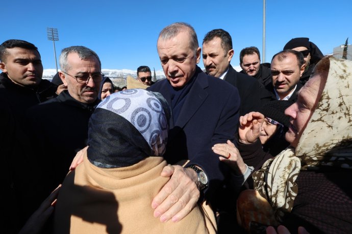 Turecký prezident Recep Tayyip Erdogan na místě neštěstí. Foto: ČTK / AP