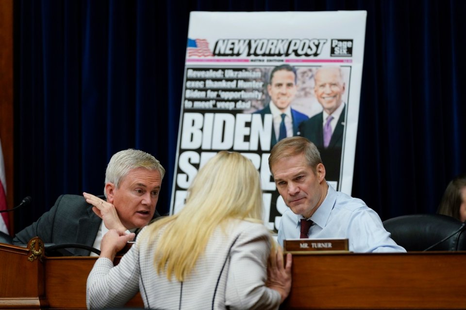 Republikánští kongresmani se po více než dvou letech vrátili ke spornému článku bulvárního deníku NY Post a předvolali si tehdejší vedení Twitteru na slyšení. Na snímku zády Marjorie Greene, šéf výboru James Comer (vlevo) a šéf justičního výboru Jim Jordan. Foto: Carolyn Kaster, ČTK / AP