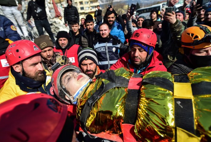 Devítiletou Zeynep Polat (na snímku v náručí záchranářů) z tureckého Kahramanmarasu se z trosek podařilo vyprostit živou, stejně jako jejích otce. Takovýchto příběhů se šťastným koncem však rychle ubývá. Foto: Ismail Coskun, IHA via AP, ČTK