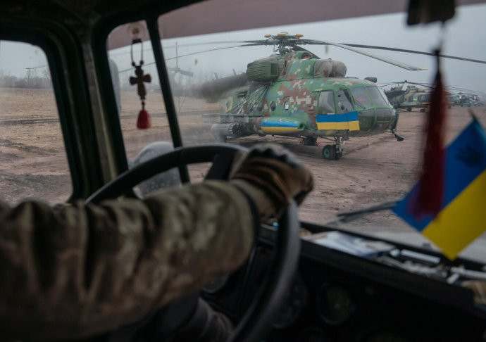Druhá známá fotografie bývalého slovenského vrtulníku Mi-17 v ukrajinské armádě. Je vyzbrojen neřízenými raketami. Typická je slovenská zeleno-hnědá digitální kamufláž doplněná o ukrajinské modro-žluté doplňky. Foto Twitter – Danilo Pavlov