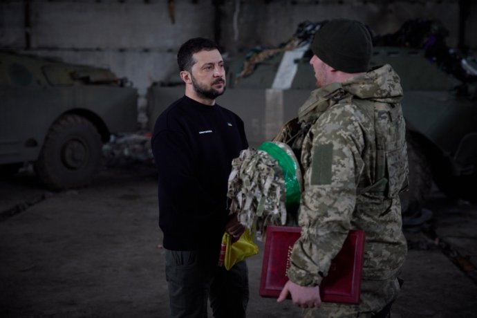 Zelenskyj navštívil vojáky na frontě. Foto: Ukrajinská prezidentská kancelář