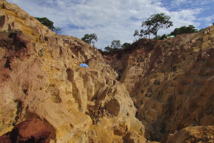 Zlatý důl ve Středoafrické republice. SAR patří nejen mezi deset nejnebezpečnějších, ale také nejchudších zemí na světě. V jejím podzemí se však skrývá značné přírodní bohatství. V posledních letech z něj hodně těží Čína. Foto: Siegfried Modola, Reuters